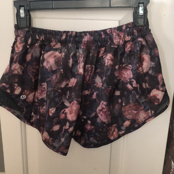 Lululemon Hotty Hot Short 2.5 - Picture 2 of 4